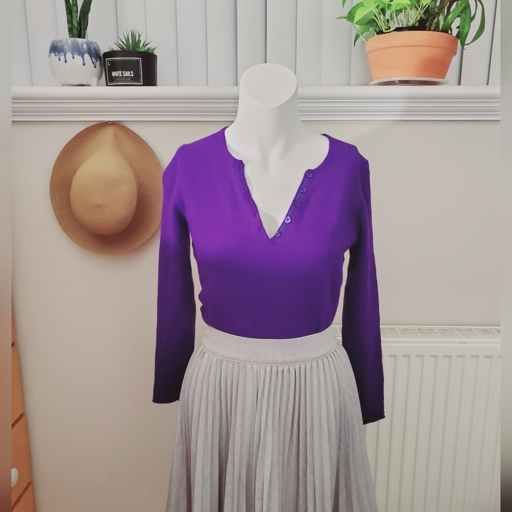 Ellen Tracy 100٪ Extra Fine Merino Wool Deep Purple Knit V neck Sweater (XS fit)